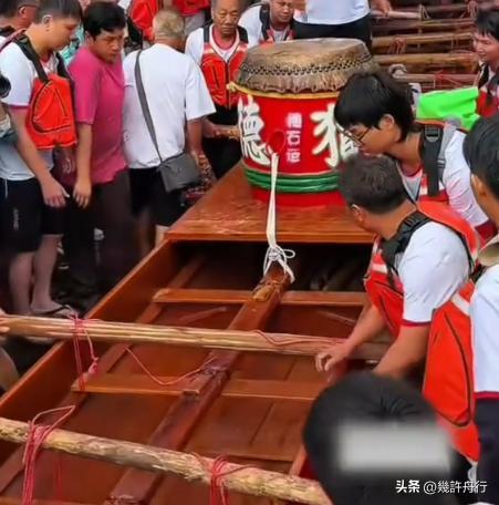龙舟翻2条翻船原因离谱这下要被嘲笑了不朽情缘MG猎德村的船翻了！3条新(图4)