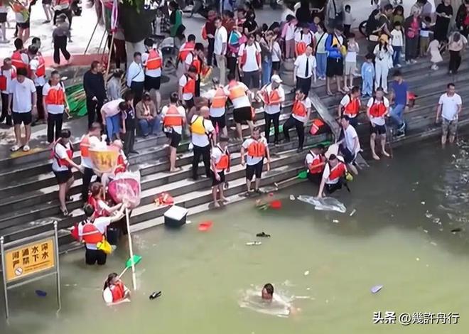 龙舟翻2条翻船原因离谱这下要被嘲笑了不朽情缘MG猎德村的船翻了！3条新(图12)